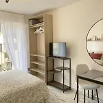A Deux Pas Des Plages Et Au Coeur Du Vieil , Beau Renove Apartament *
