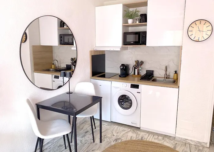 A Deux Pas Des Plages Et Au Coeur Du Vieil , Beau Renove * アンティーブ