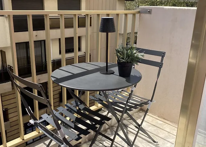 A Deux Pas Des Plages Et Au Coeur Du Vieil , Beau Rénové * Antibes